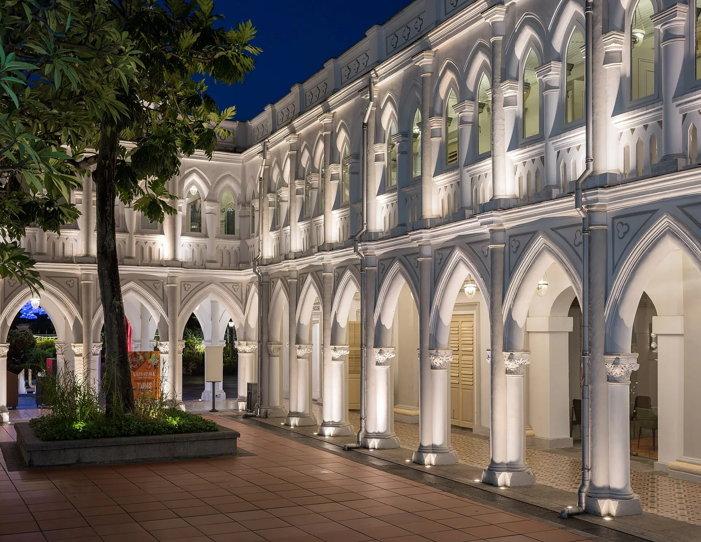 夜间灯光下的新加坡 CHIJMES 建筑外观